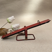 dukkevippe-rød-metal-vippe-gammelt-legetøj-1-boejle-mangler